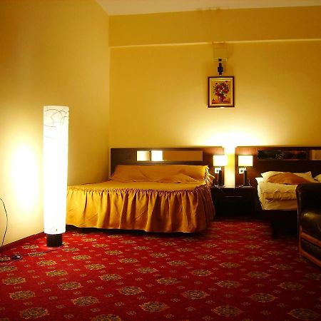 Hotel Magic Gt Trivale Питешти Экстерьер фото