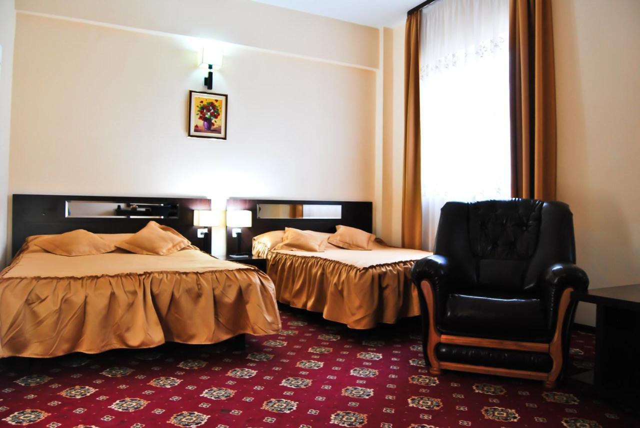 Hotel Magic Gt Trivale Питешти Экстерьер фото