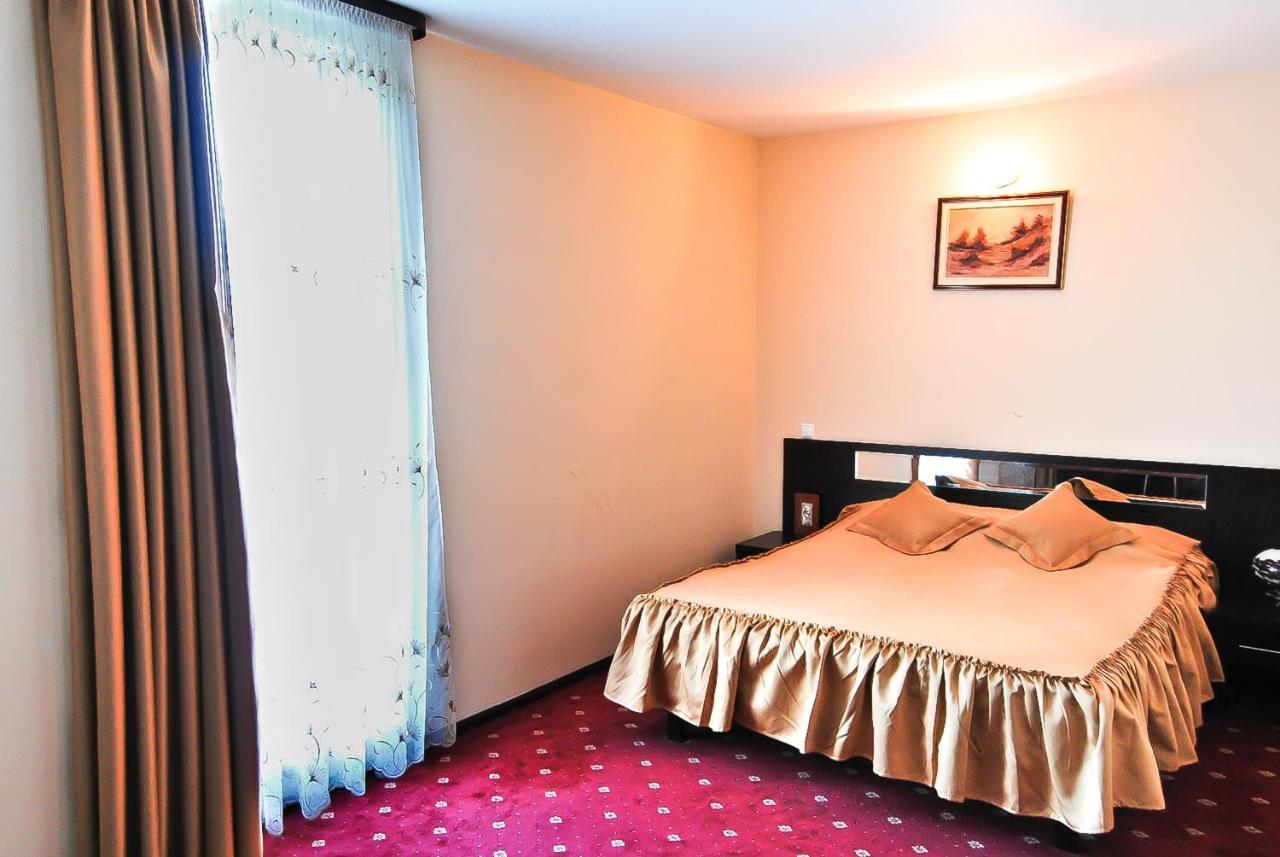 Hotel Magic Gt Trivale Питешти Экстерьер фото