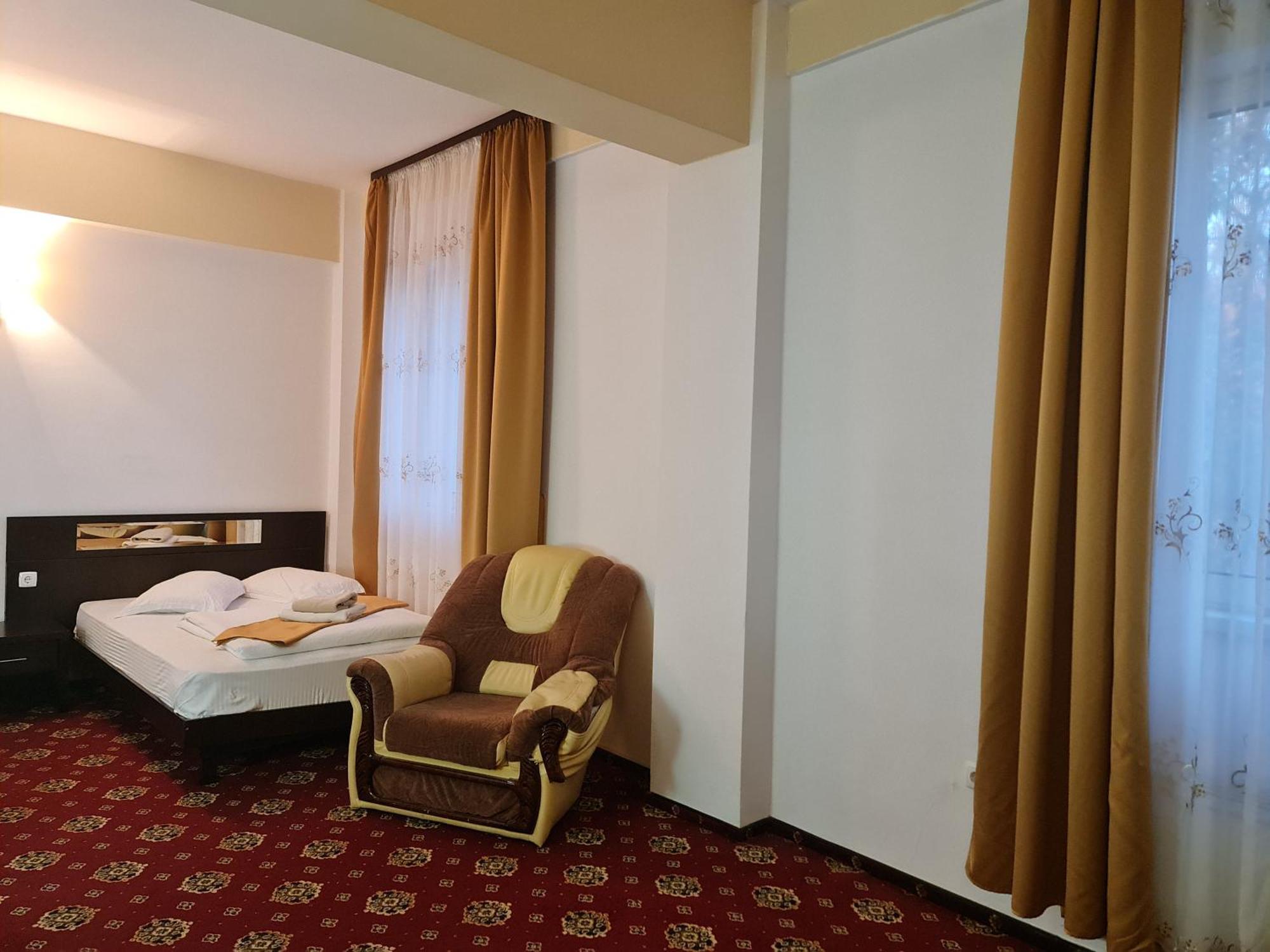 Hotel Magic Gt Trivale Питешти Экстерьер фото